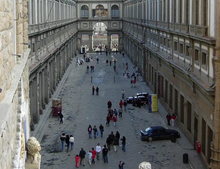 Il cortile degli Uffizi visto da Palazzo Vecchio (foto da Wikipedia) - Wikipedia