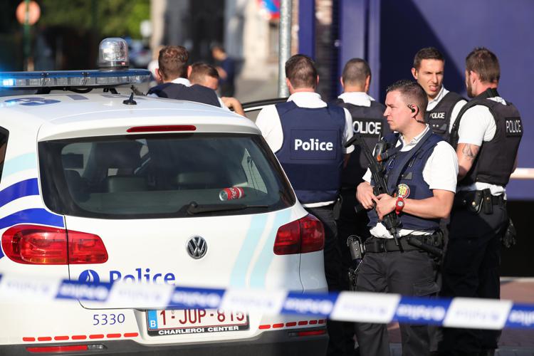 Poliziotti in azione a Charleroi dopo l'attacco con machete sferrato da un uomo (AFP PHOTO) - (AFP PHOTO)