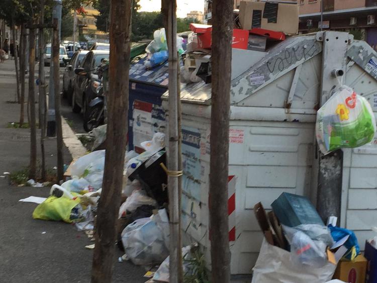 Roma, rifiuti in strada a Casal Bruciato (Adnkronos)
