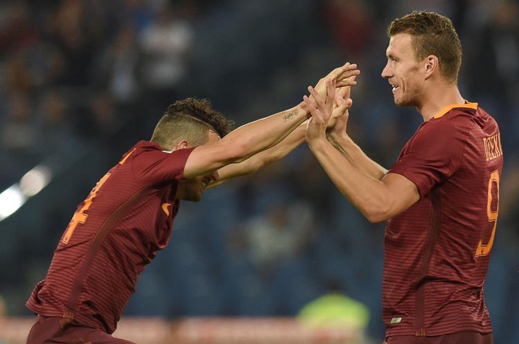 Edin Dzeko festeggia il gol con Florenzi (foto AFP) - AFP