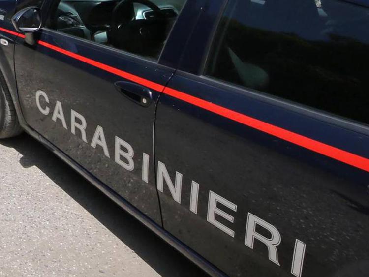 Milano: sorpreso mentre smonta monovolume rubato, arrestato
