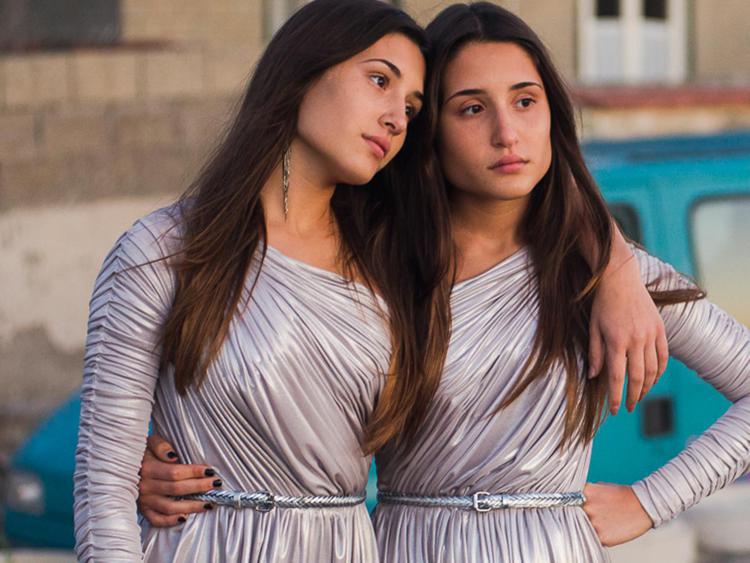 Angela e Marianna Fontana nei panni delle gemelle siamesi Viola e Dasy, protagoniste di 'Indivisibili'