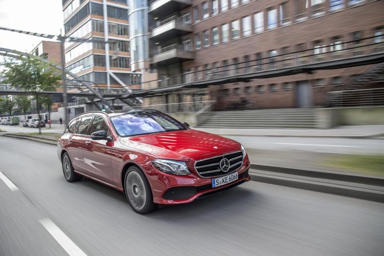 Sicurezza stradale, da Mercedes la 'guida intelligente' contro le distrazioni