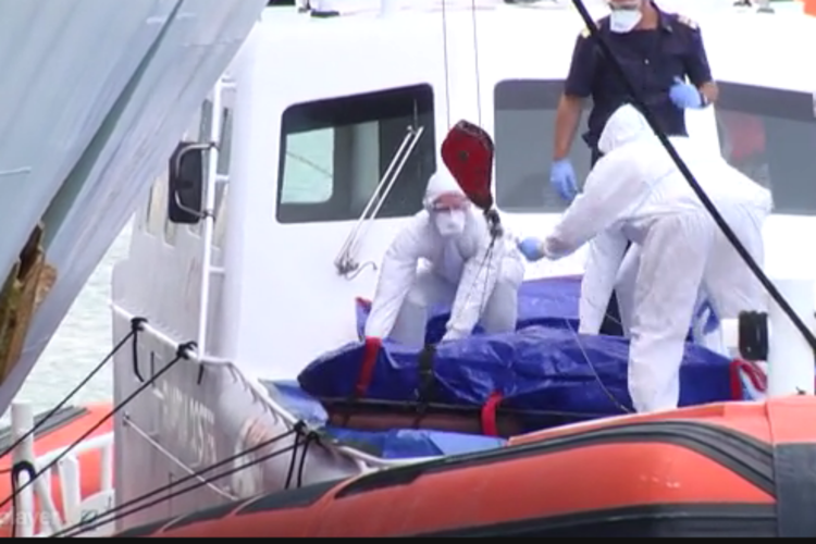 Sbarcati a Crotone 705 migranti, a bordo della nave anche 8 salme /Video