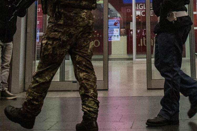 Paint cans spark bomb scare at Rome's central station