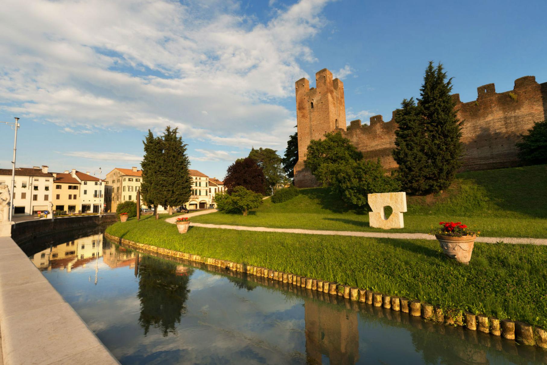 Castelfranco Veneto, scorcio con le mura (foto di Alberto Masnovo, Fotolia.com)