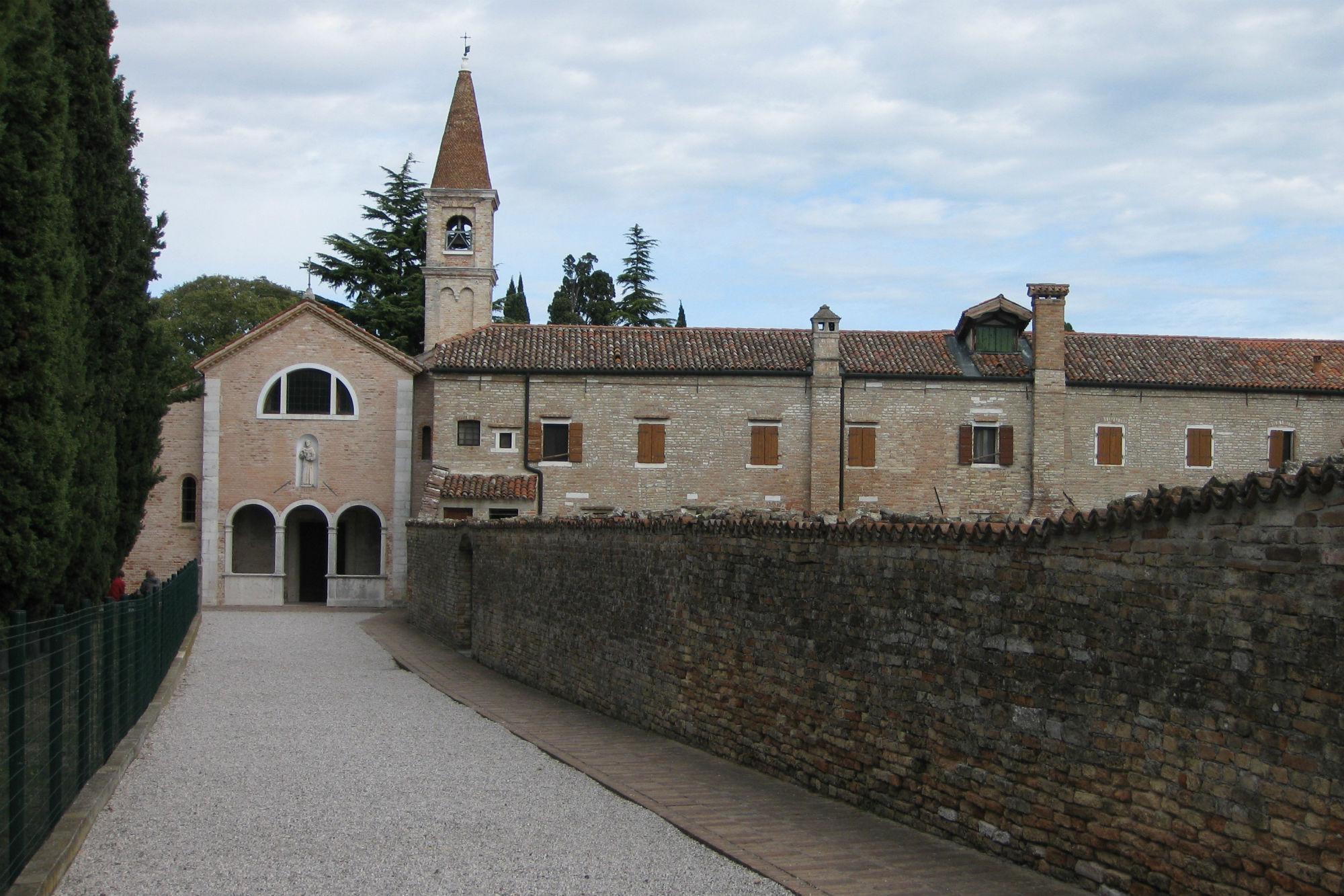 Portegrandi, San Francesco del Deserto, ingresso al convento (foto di Godromil)