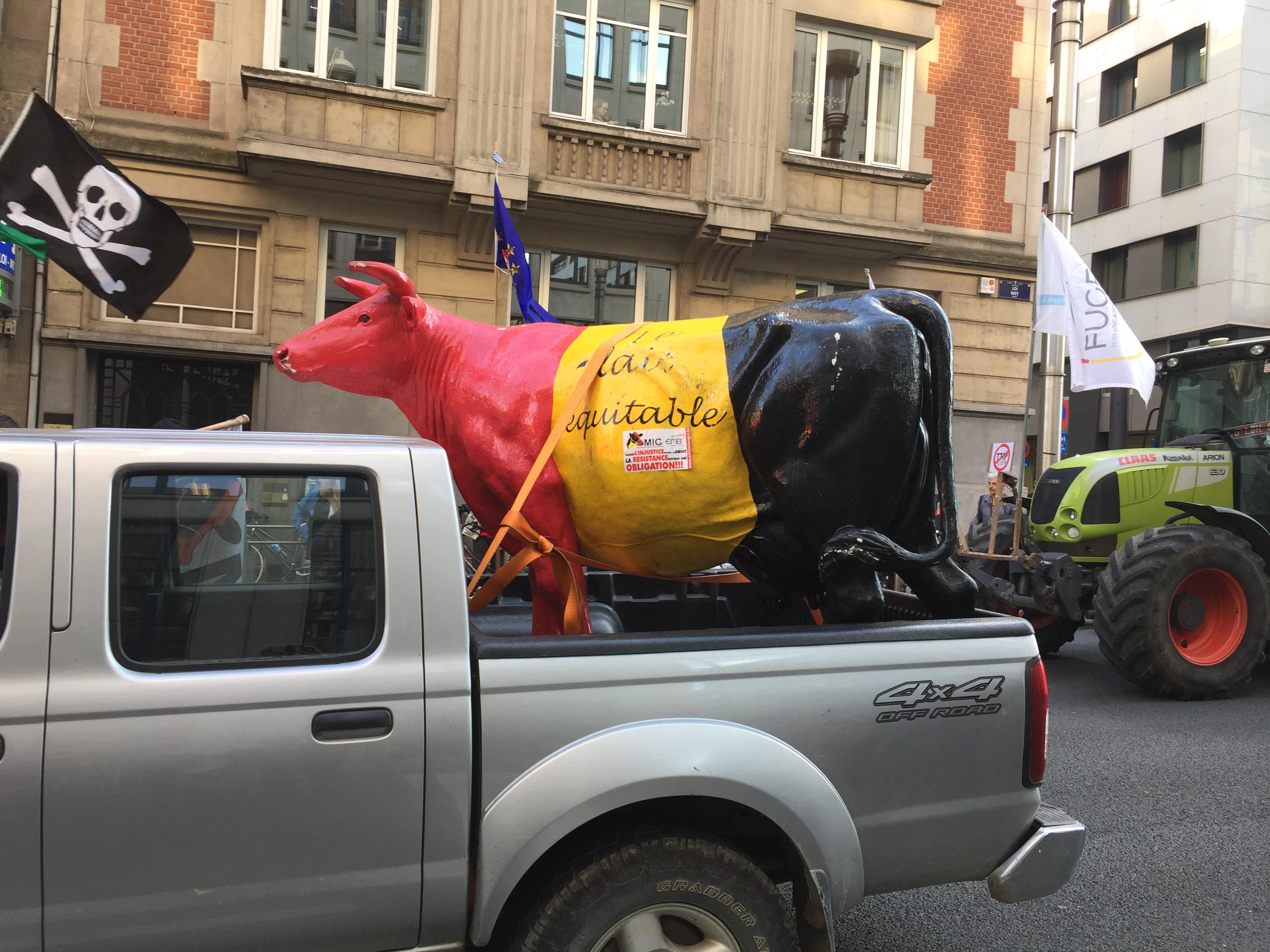 Una vacca con i colori nazionali del Belgio sfila in pickup lungo Rue de la Loi