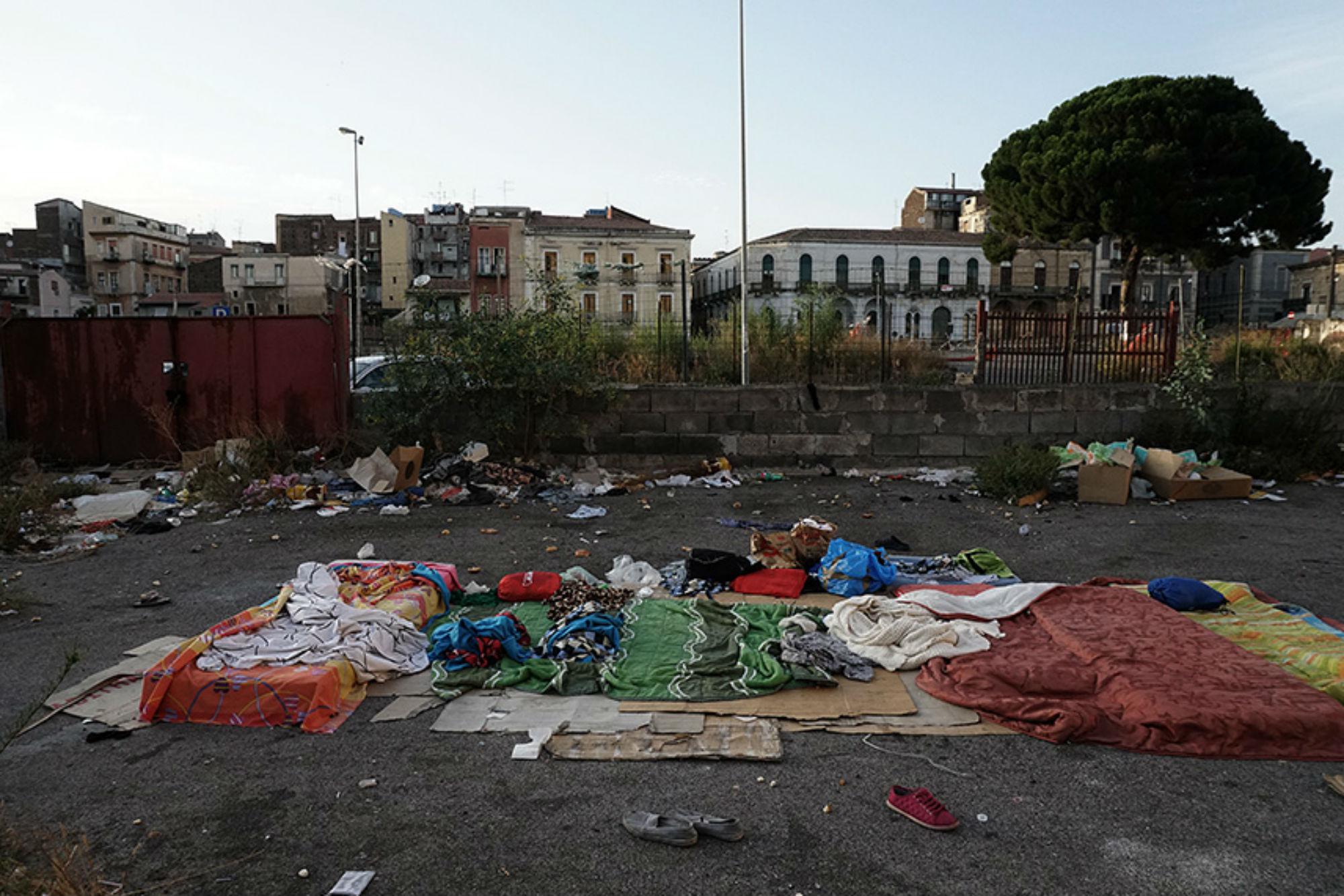 Cantiere abbandonato nel centro di Catania dove si rifugiano e dormono la notte i ragazzini eritrei (età 11-16 anni) che dalla stazione di Catania aspettano di prendere un bus che li porti a Roma o Milano e poi nel nord Europa.