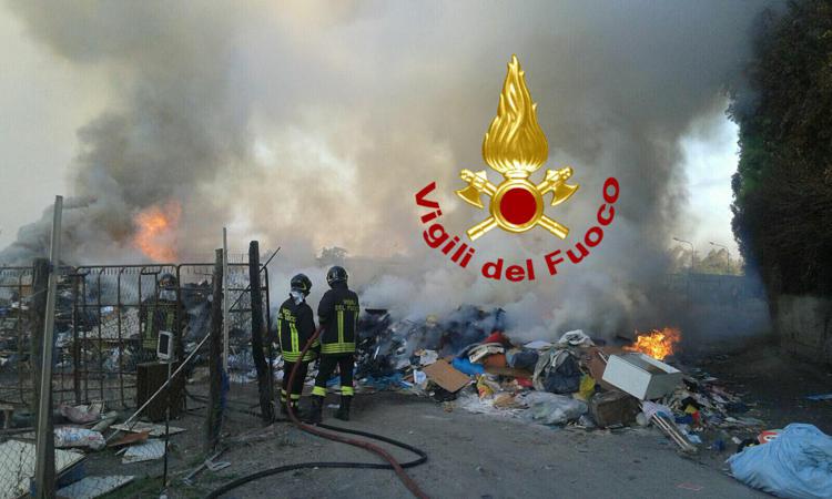 Roma, rifiuti in fiamme vicino a campo nomadi: vigili del fuoco al lavoro