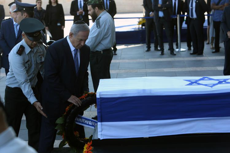 Benjamin Netanyahu alla camera ardente (Afp) - AFP