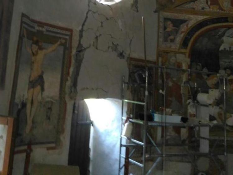 L'interno dell'Oratorio della Madonna del Sole, danneggiato dal terremoto e con al suo interno i materiali del restauro che era in corso al momento della scossa