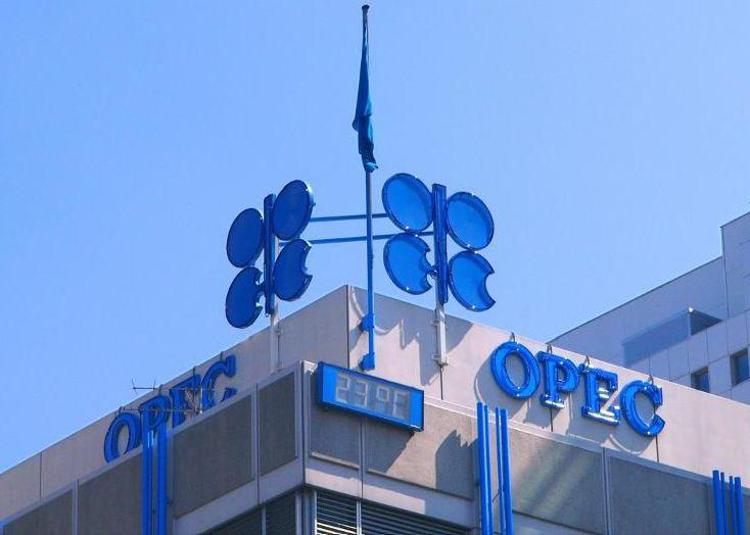 Petrolio: resta sopra 48,5o dollari dopo taglio produzione Opec