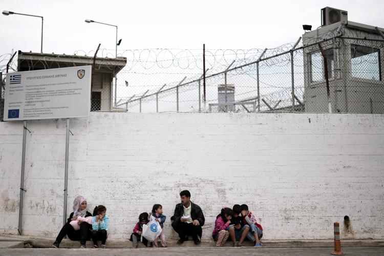 Famiglia di rifugiati a Lesbo  (AFP PHOTO) - (AFP PHOTO)
