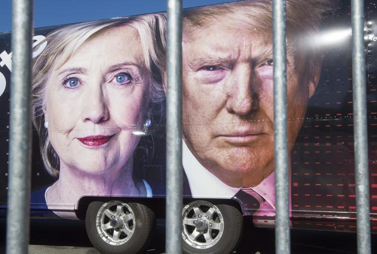 Gigantografie di Hillary Clinton e Donald Trump su un mezzo della CNN alla Hofstra University (AFP PHOTO) - (AFP PHOTO)