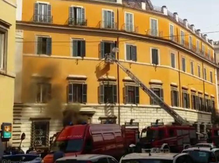 Roma, nuovo incendio a corso Vittorio: in fiamme magazzino di tessuti