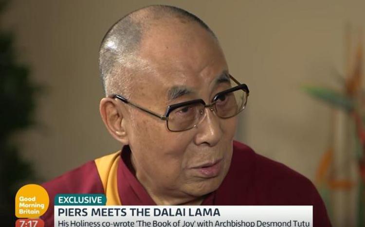 Il Dalai Lama ospite di Piers Morgan per 'Good Morning Britain' (Youtube /Good Morning Britain )