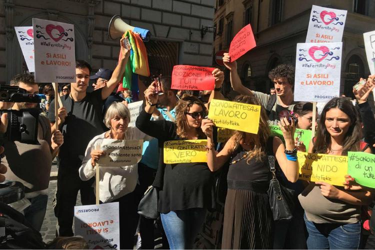 Alcuni manifestanti a Roma protestano all'apertura del Fertility Day