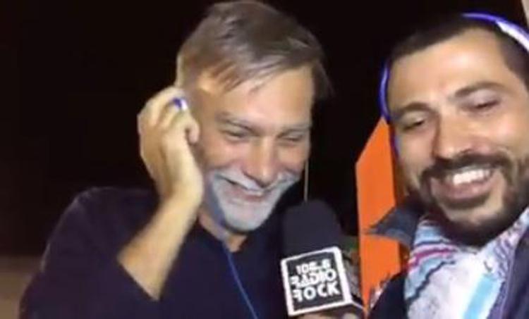 Referendum, Delrio canta 'Lo shampoo' di Gaber alla Festa de l'Unità /Video