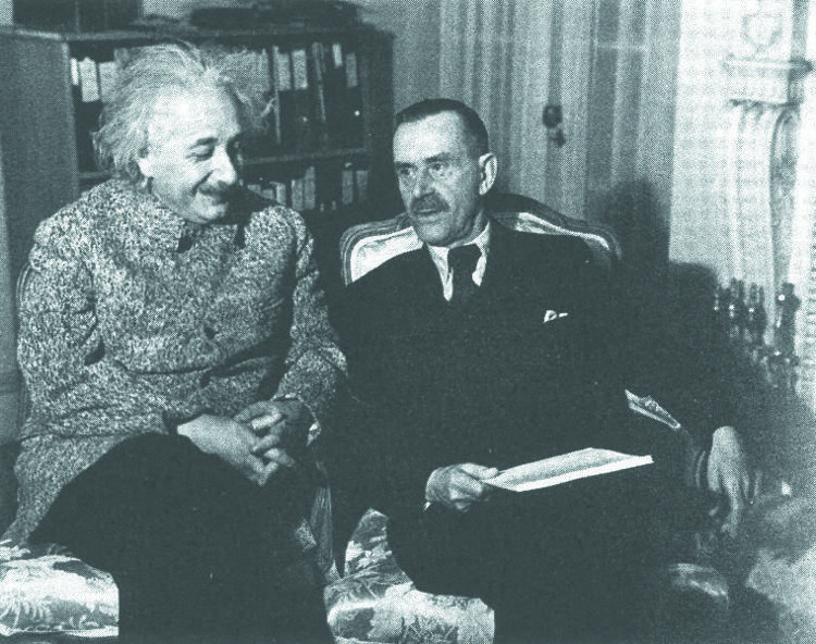 Thomas Mann con Albert Einstein nel 1938 (foto da Wikipedia)