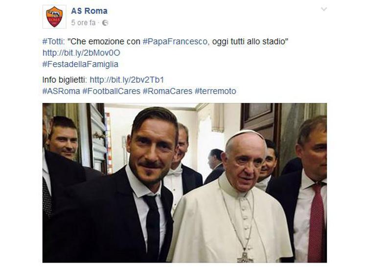 Il Capitano della Roma Francesco Totti in visita dal Pontefice con la squadra in occasione del match amichevole contro il San Lorenzo Almagro (Facebook /AS Roma)