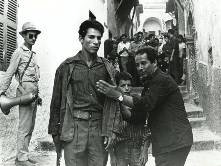 Gillo Pontecorvo durante le riprese del film 'la battaglia di Algeri'