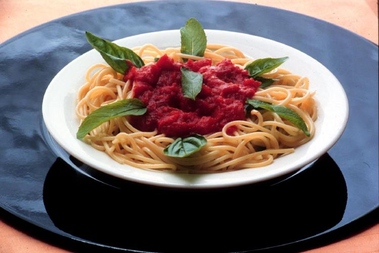 Piatto di spaghetti pomodoro e basilico (Fotogramma) - FOTOGRAMMA
