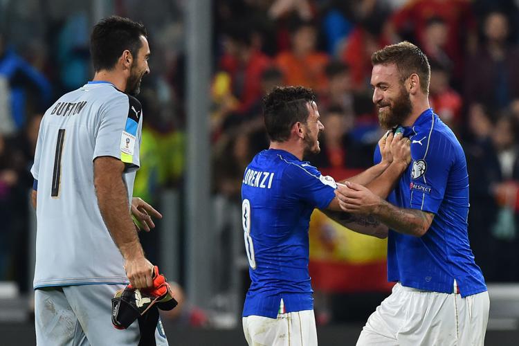 Daniele De Rossi festeggia il gol del pareggio contro la Spagna con Alessandro Florenzi e Gigi Buffon. (Foto AFP) - AFP
