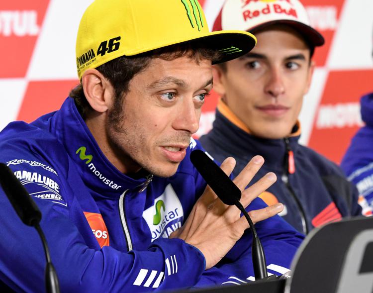 Valentino Rossi e, sullo sfondo, Marc Marquez (foto AFP) - AFP