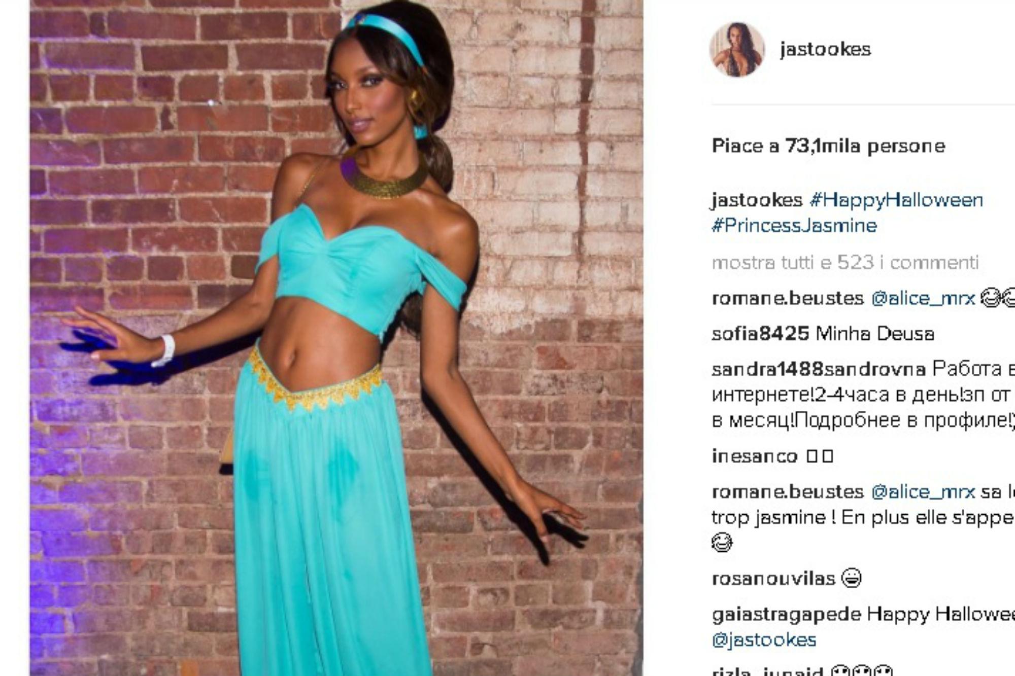 Tiara e completo azzurro, Jasmine Tookes, sexy angelo di Victoria's Secret si ispira al mondo dei cartoon Disney, calandosi nei panni della principessa Jasmine di 'Alladin'