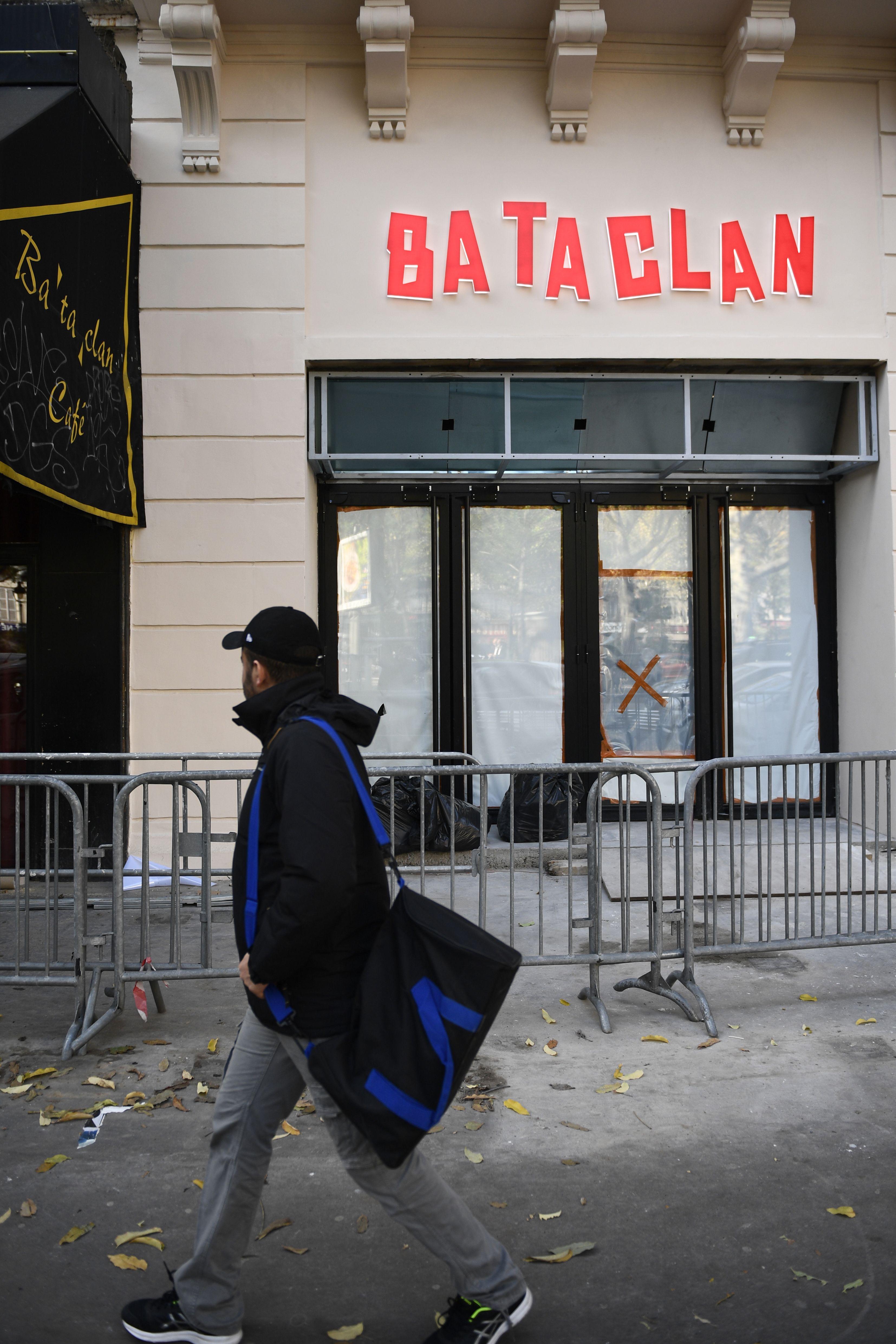 La nuova insegna sulla facciata del teatro Bataclan, uno dei luoghi degli attentati del 13 novembre 2015 a Parigi (Afp)