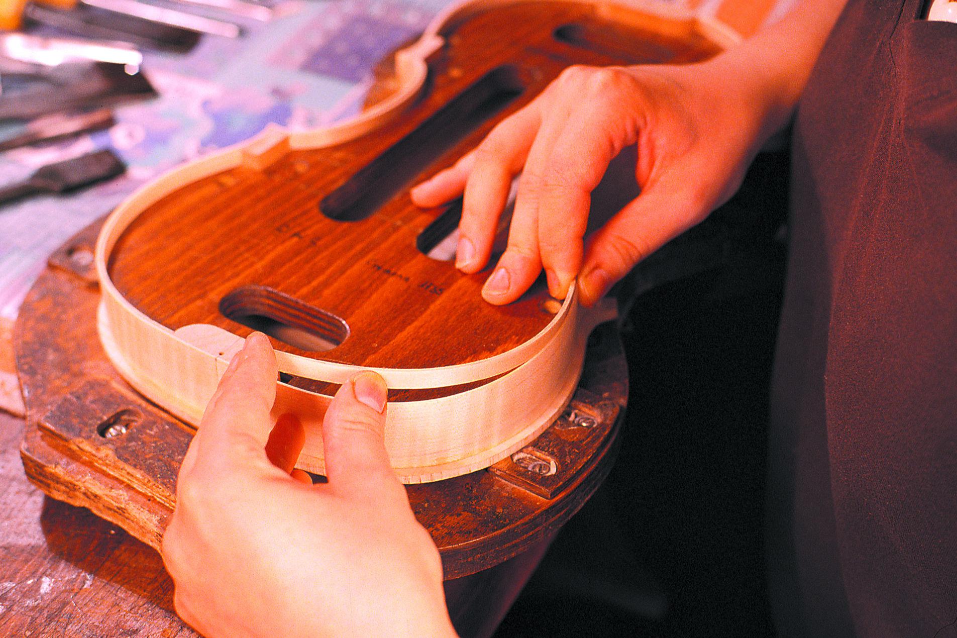 Cremona, un liutaio al lavoro (foto Consorzio Liutai Antonio Stradivari Cremona)