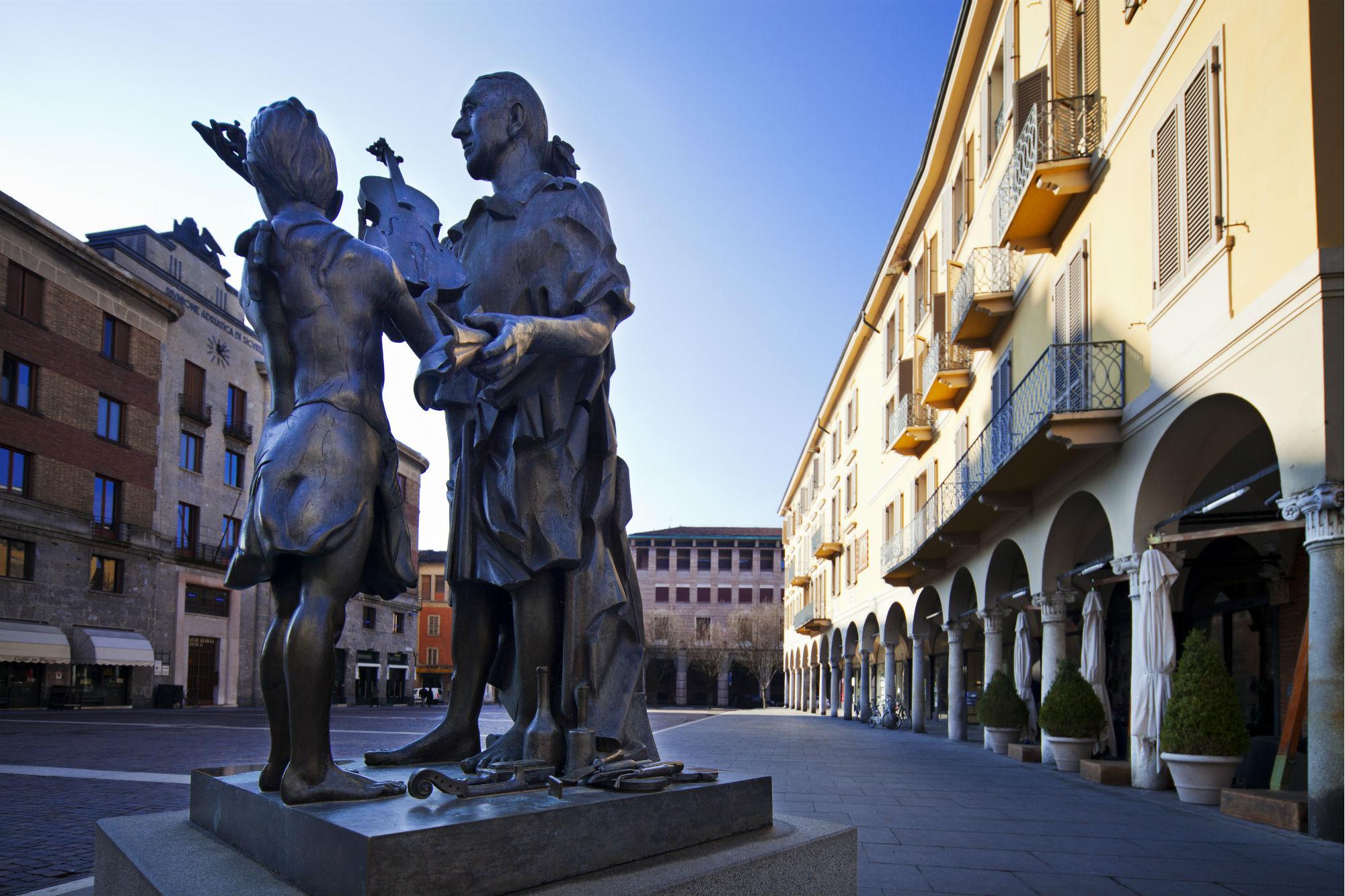 Cremona, il monumento a Stradivari (foto di Fiorenza Cicogna)