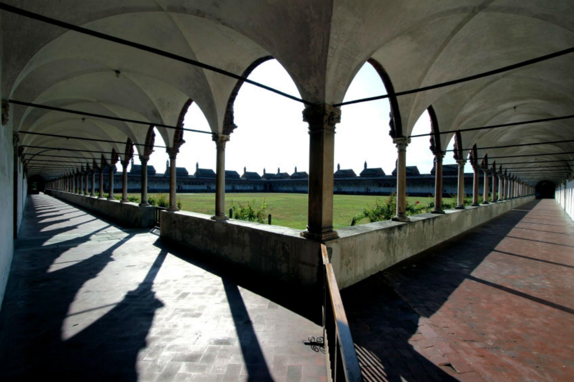 Certosa di Pavia, il chiostro grande con le celle dei monaci (foto di Umberto Barcella)