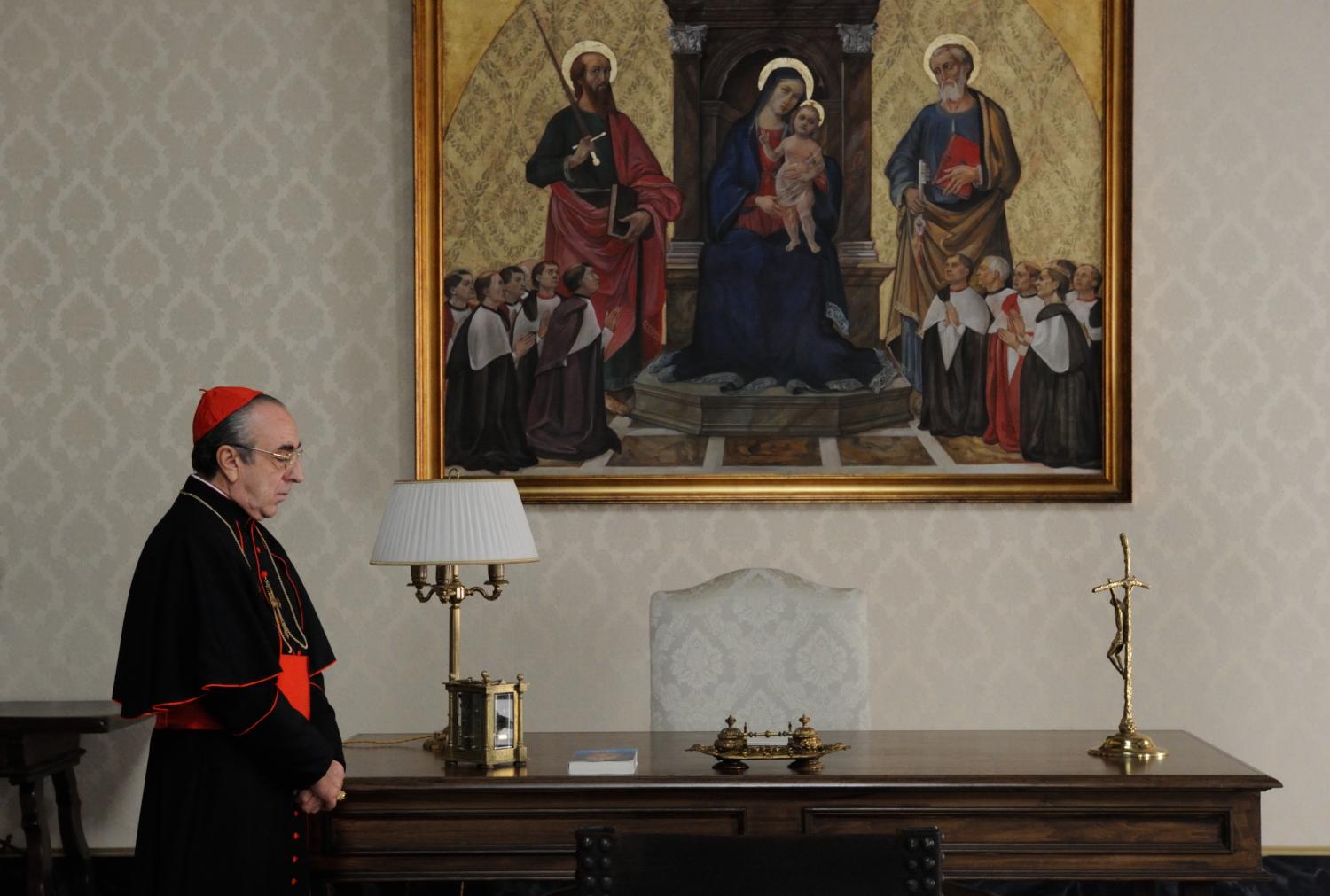 Uno scatto dal set di "The young Pope" di Paolo Sorrentino con Silvio Orlando (foto di Gianni Fiorito)