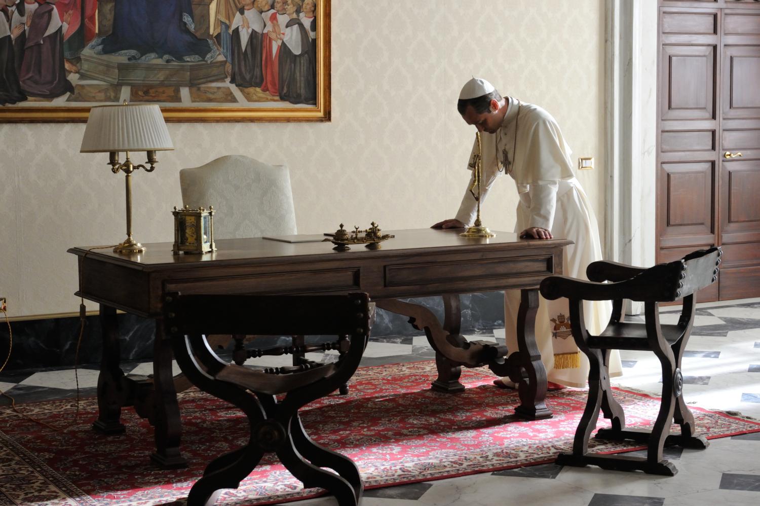 Uno scatto dal set di "The young Pope" di Paolo Sorrentino con Jude Law (foto di Gianni Fiorito)