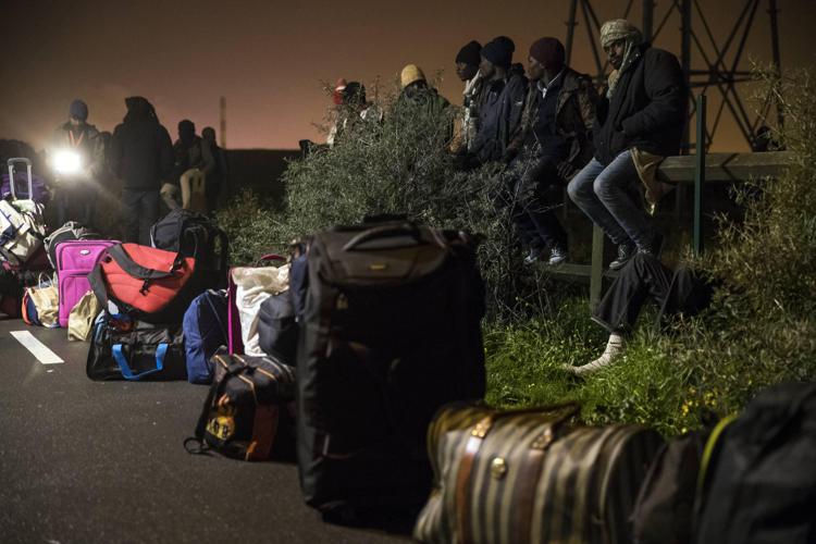 Sgombero del campo per migranti a Calais, chiamato 'La giungla' (FOTOGRAMMA) - (FOTOGRAMMA)