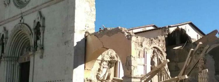 Incubo terremoto, scossa 6.5 tra Marche e Umbria. Crolli e feriti, la terra si spacca