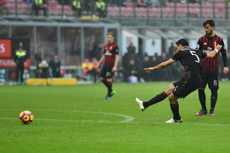 Il centrocampista del Milan, Giacomo Bonaventura a segno contro il Pescara  - AFP