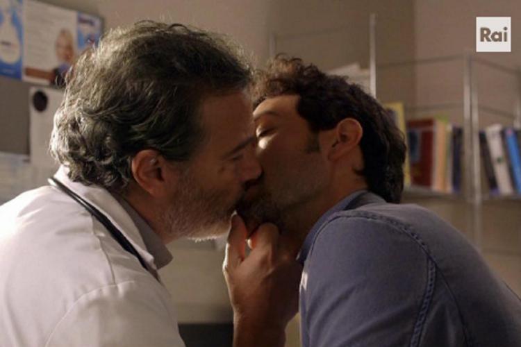 Il bacio tra Oscar e il professore a 'Un medico in famiglia 10' (foto da Twitter)