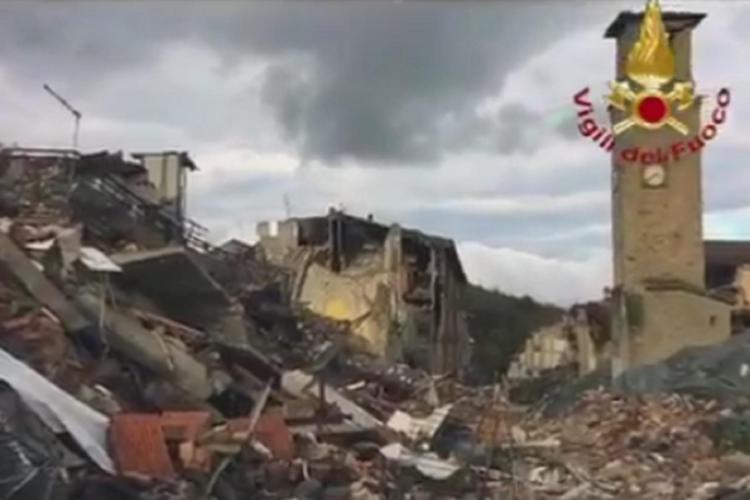 Crolla il palazzo rosso ad Amatrice, simbolo del terremoto /Video