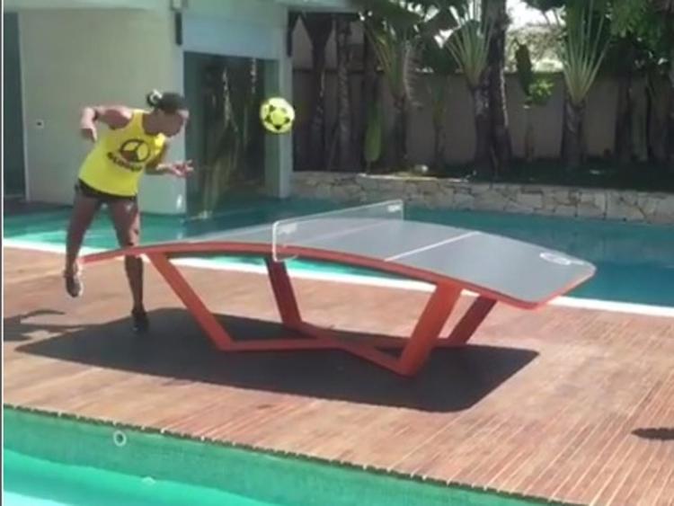 Ronaldinho mentre gioca a Teqball (Fermo immagine dal video)