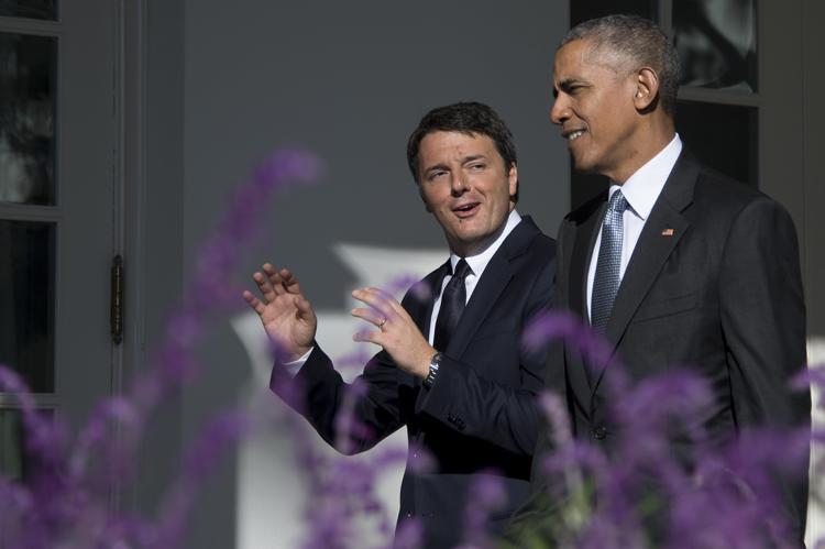 Barack Obama e Matteo Renzi camminano verso la Studio Ovale (AFP PHOTO) - (AFP PHOTO)