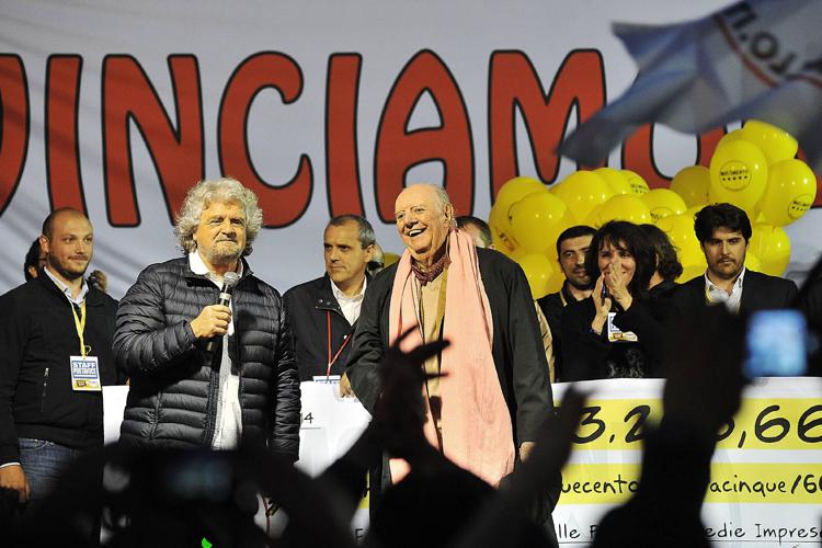 Beppe Grillo e Dario Fo durante una manifestazione nel 2014 (Fotogramma) - FOTOGRAMMA