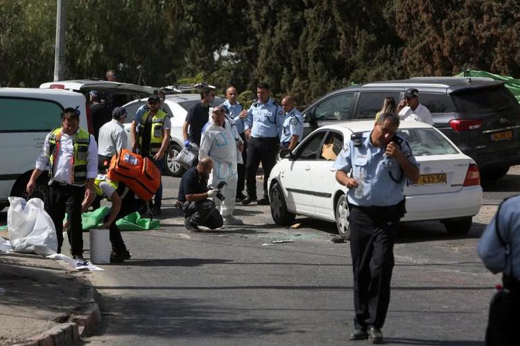Gerusalemme, spari da auto in corsa: 2 morti e 6 feriti, ucciso aggressore palestinese