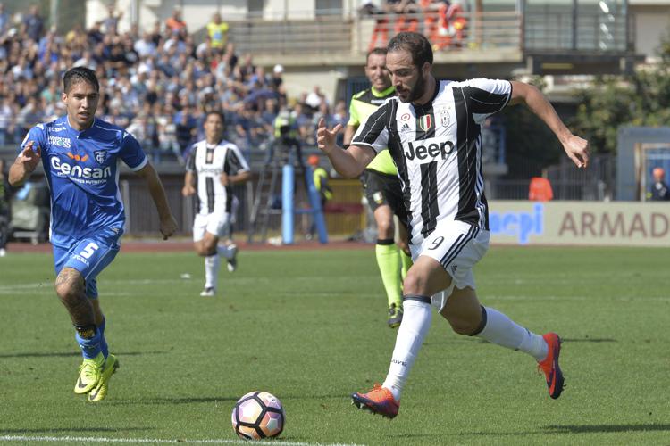 L'attaccante argentino della Juventus Gonzalo Higuain autore di una doppietta contro l'Empoli - AFP
