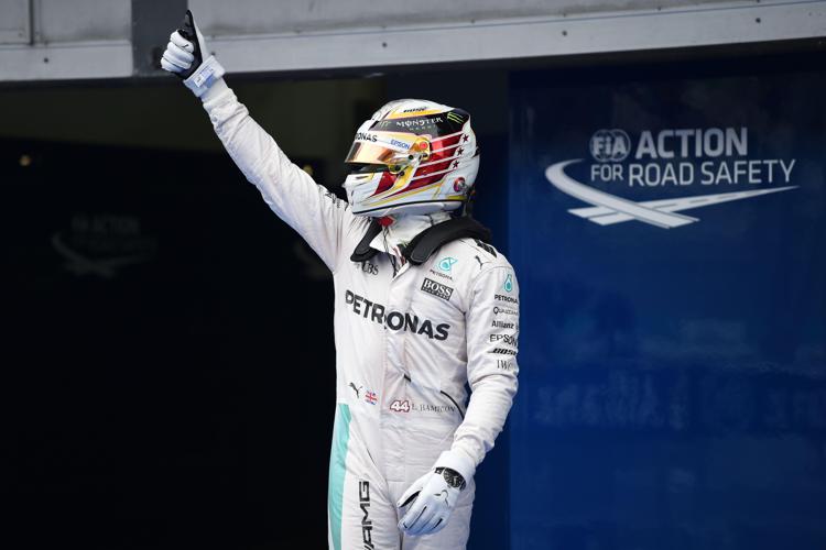 Il pilota britannico della Mercedes AMG Petronas F1  Lewis Hamilton celebra la pole position Nel Gp della Malesia - AFP