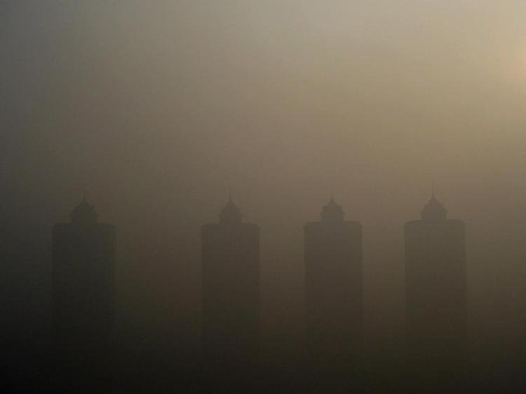 Smog in una città cinese (Xinhua)