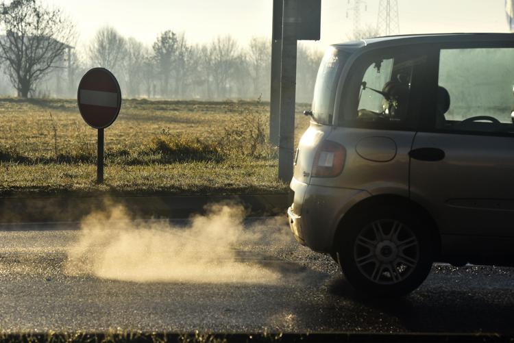 Inquinamento ambientale, smog auto, pm10, tubi di scarico di automobili, auto nel traffico  - FOTOGRAMMA