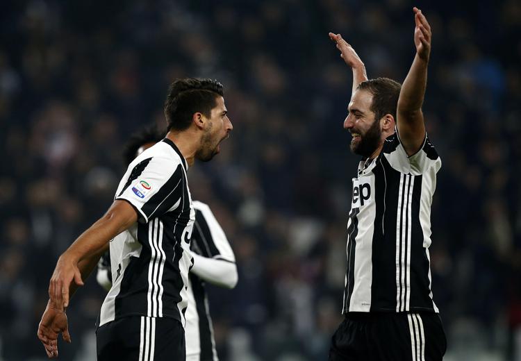 Il centrocampista tedesco della Juventus Sami Khedira celebra il gol con il Pescara  con l'argentino Gonzalo Higuain - AFP